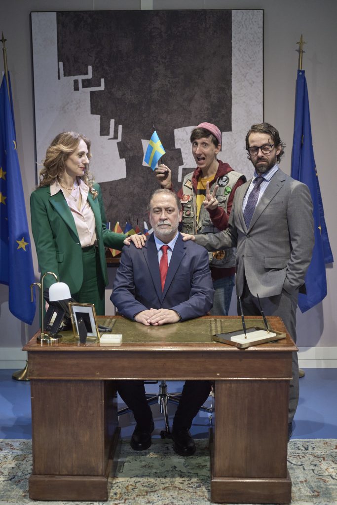 MADRID, 20/02/2026.- Imágenes de CANADÁ de Producciones 099

con Santiago MOLERO, Alberto AMARILLA, Anabel MAURÍN, Mario Alberto DÍEZ.

Un anuncio urgente. Una cámara encendida.

Un mensaje que puede cambiar el destino del mundo.

Y un Presidente del Gobierno rodeado de la que, probablemente, es la peor compañía de su vida.

Un asteroide caerá sobre Canadá. El Planeta no volverá a ser el mismo. El Presidente del Gobierno debe grabar ante la cámara un comunicado para informar a la población. Pero la tarea no es fácil, no solo por el mensaje y la repercusión que éste puede tener, sino porque el Presidente está rodeado de la que, probablemente, es la peor compañía en un momento así.

Una comedia que entre carcajadas nos hace plantearnos algunas cuestiones como; Si hubiera una segunda oportunidad para la humanidad, y sólo pudieran salvarse unos pocos, ¿seríastú uno de ellos? ¿Realmente un Presidente tiene el poder que todos creemos? ¿Cabe tanto humor en un momento tan crucial para la Humanidad? ¿La realidad nos conduce a la ficción, o realmente es la ficción la que produce toda esta realidad? Ésta es una obra que habla sobre la supervivencia, el poder, y de cómo incluso un alto cargo no deja de ser un títere de carne y hueso en manos de otros. La Naturaleza se ha interpuesto entre ellos en forma de meteorito. La cuenta atrás está iniciada. Las luces se encienden. La cámara graba. Todo está preparado. ¿Todo está preparado? ¿¿Todo está preparado?? ¡Acción!
Aquí puedes descargarte el dossier CANADÁ feb 26
Más info  https://www.producciones099.net/canada/

Autora @aliciaserrat
Dirección @borja_rodriguez_rodriguez
Producción @anibal_teatro
Distribución @marayellow
MBdISTRIBUCIÓN

Con @esemolero
@albertoamarillaoficial
@buenasnochesnoche @marioalbertodiez

Diseño Iluminación Íñigo Benítez
Diseño Escenografía @luis.crespo.escenografia
Diseño Vestuario @melida_molina
Música @rafarnau
Empresa técnica 1CON3 PRODUCCIONES
C